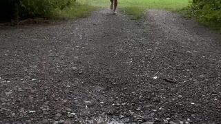 Beim Joggen in die Pfütze pissen [SueNova]
