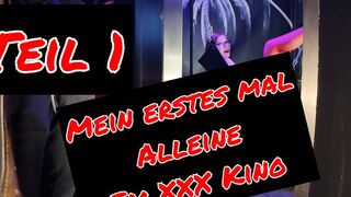 TinyEmily ist allein im Porno Kino