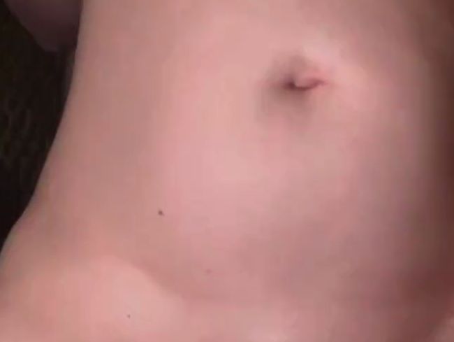 ninchen-2201 schiebt sich selbst die Faust in die Pussy
