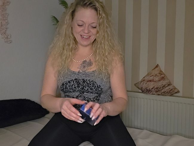 Anna-Lustig öffnet das 13. Türchen mit Anal Überraschung