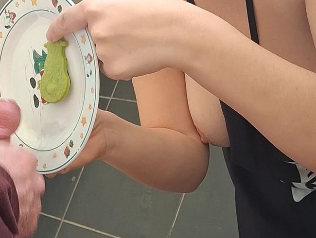 Petra1992 verzieht Plätzchen mit Sperma