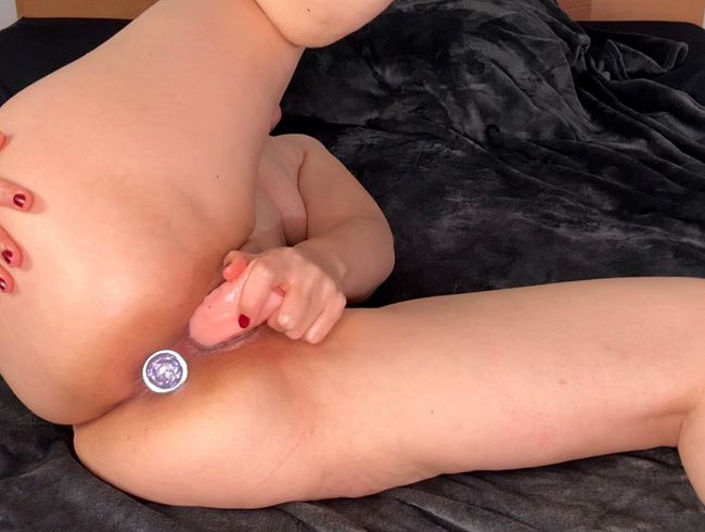 XXsweetalexaXX stopft sich beide Löcher und kommt geil