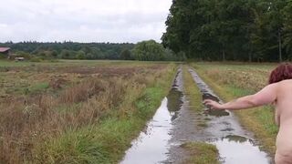 EinfachDani springt nackt in Pfützen