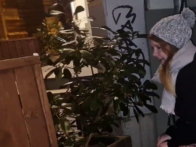 Michelle-Vibes-18 pisst Public auf den Weihnachtsmarkt