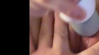 Sklavin-Yuri besorgt es sich spontan selbst auf dem Sofa