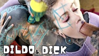 Anuskatzz fickt sich selbst anal mit dem Dildo
