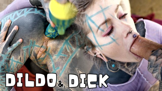 Anuskatzz fickt sich selbst anal mit dem Dildo