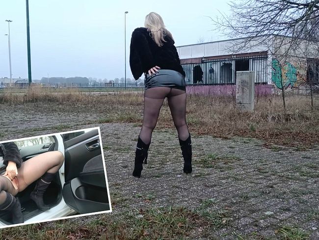 Notgeile Bitch geht auf die Straße [KinkyMissFeet48]