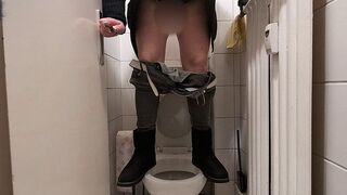 pussycat-33 pisst ein kleines Klo voll