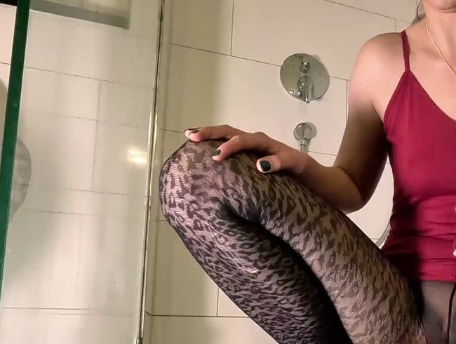 freakart pisst sich die Strumpfhose nass