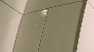 freakart pisst einfach in ihre Hose