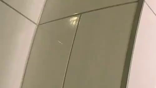 freakart pisst einfach in ihre Hose
