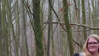 VivianMae strippt im Wald