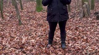 VivianMae strippt im Wald