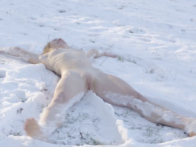Splitternackt einen Schneeengel machen mit Gingercat-Phine