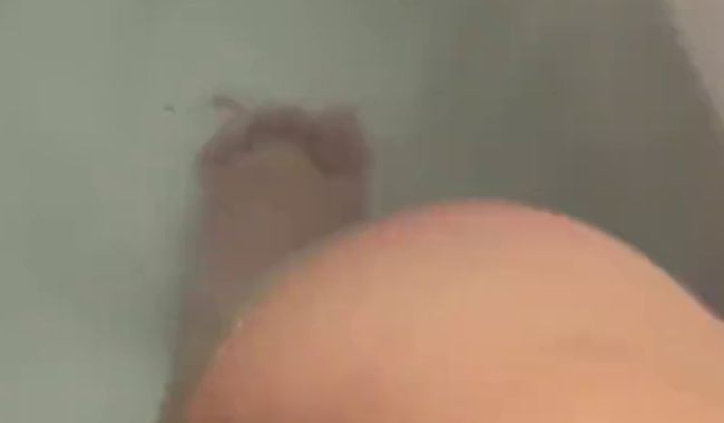 RaspberryCrush123 gibt einen Blowjob beim Baden