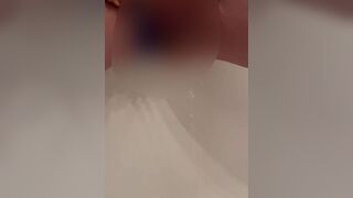 Musclequeen_Diana pisst in die Badewanne