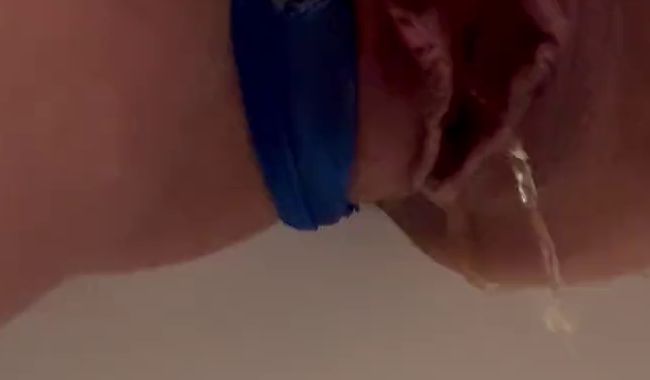 Musclequeen_Diana pisst in die Badewanne