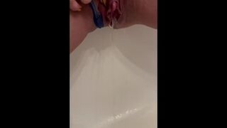 Musclequeen-Diana pisst frisch für dich