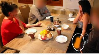 Alexalexandria verführt jungen Kerl beim Essen