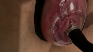 Littleann-203 pumpt sich die Muschi auf
