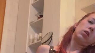 dirtysnake98 squirtet zum 1. Mal und hält die Kamera drauf