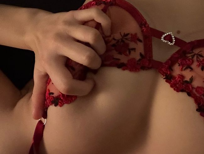 Sophiegirl18 fingert sich zum Orgasmus