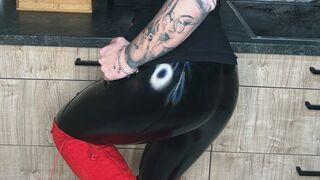 NinaDevil in knallengen Lack Leggings