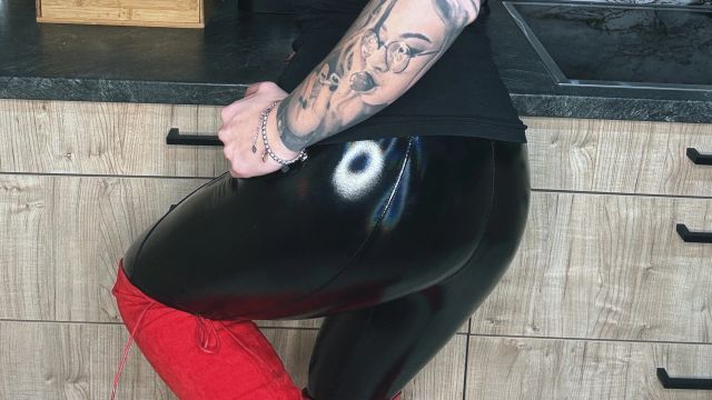 NinaDevil in knallengen Lack Leggings