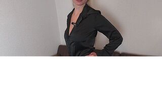 blondehexe in hautengem Satin