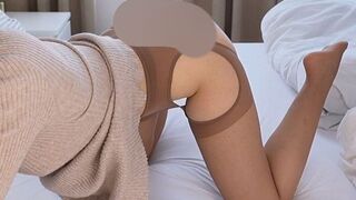 Young-Devotion in hautenger Nylon Strumpfhose