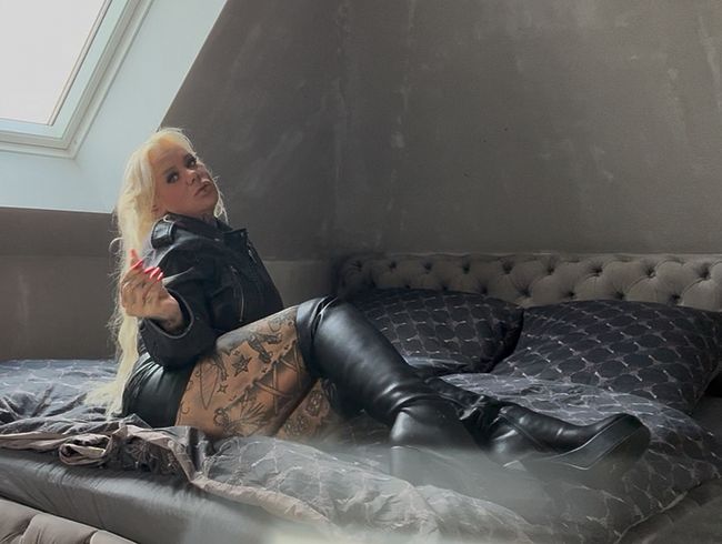 Leder-Schlampe Steffi-Blond will gefickt werden