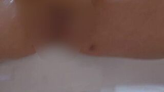 Lyra-69 fingert sich die Pussy in der Wanne
