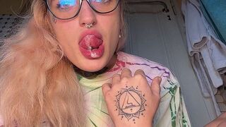 Der Arsch von Harley-Rae pulsiert beim Orgasmus