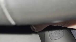 devot_leila masturbiert spontan im Auto