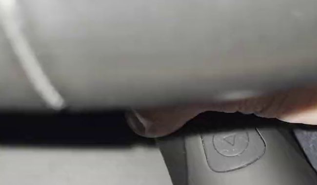 devot_leila masturbiert spontan im Auto