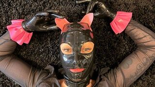 Latex-Luder bläst einen geilen Schwanz bei Demetera