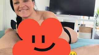 Spermacascade schluckt den Schwanzsaft beim Blowjob