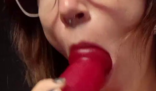 HeisseLena92 lutscht an ihrem Dildo