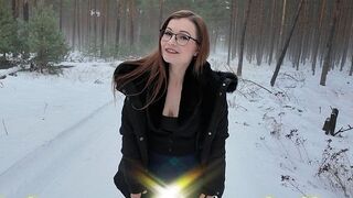 TinyEmily pisst ihren Natursekt in den Schnee