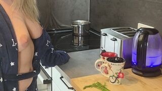 SexyMilfDiana fragt den Nachbarn nach Eiern
