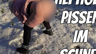 LADY LENA pisst ein gelbes Loch in den Schnee