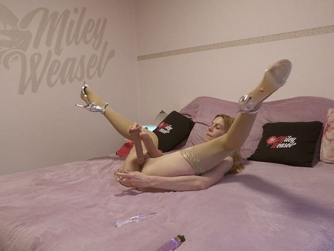 Miley-Weasel fickt sich selbst doppelt beim Dirty Talk