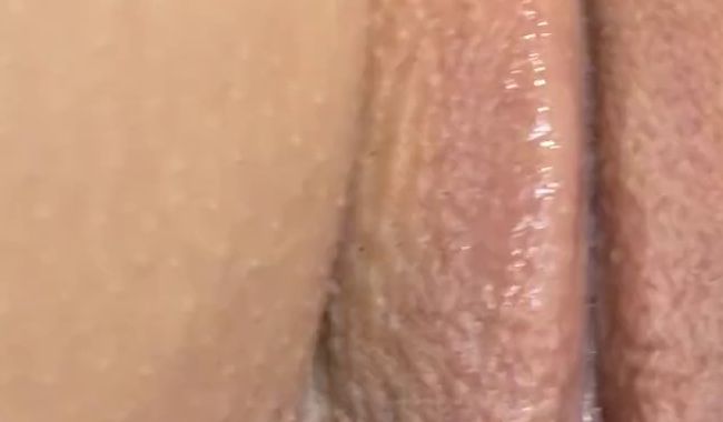 Sockenlady1 verwöhnt sich selbst mit einem Vibrator