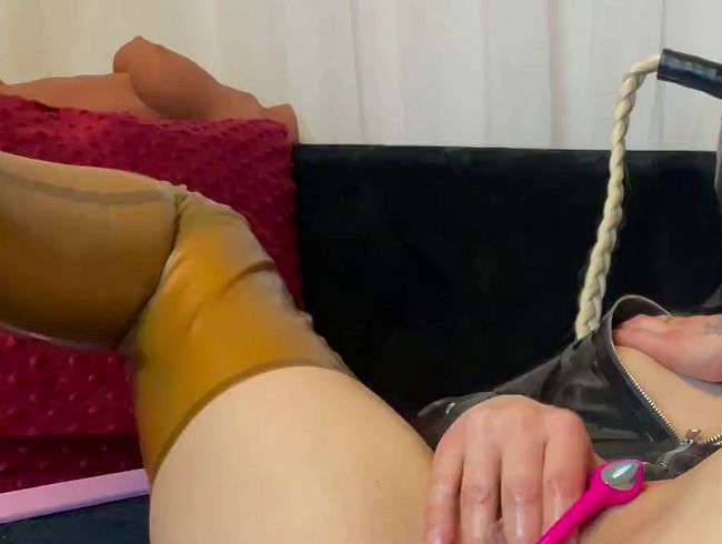 Demetera zeigt sich sexy vor der Webcam