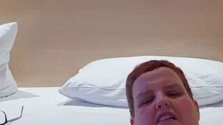 Emergenzy zeigt Pussy und Arsch in Nahaufnahme