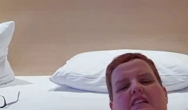 Emergenzy zeigt Pussy und Arsch in Nahaufnahme