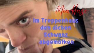 Milf Mia Hase melkt den Schwanz im Treppenhaus