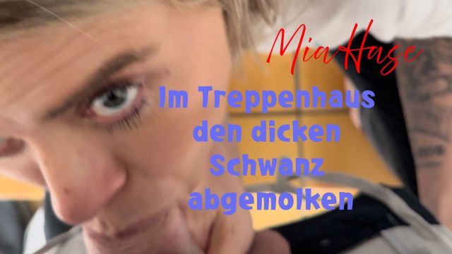 Milf Mia Hase melkt den Schwanz im Treppenhaus