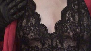 Die Titten von MissVivian kommen im Body geil rüber
